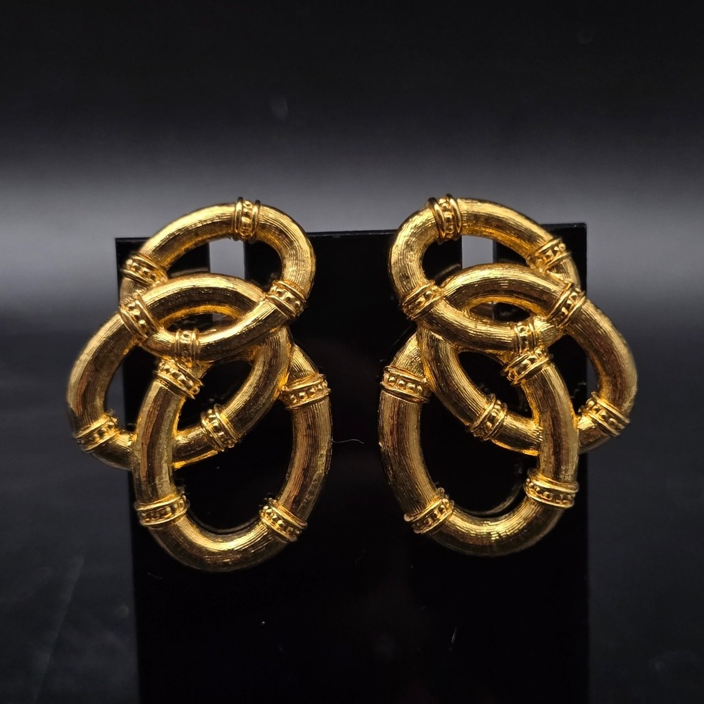 Avon Gold Tone Interlocking Loop Earrings pierced Vintage Jewelry 1980s 1990s
